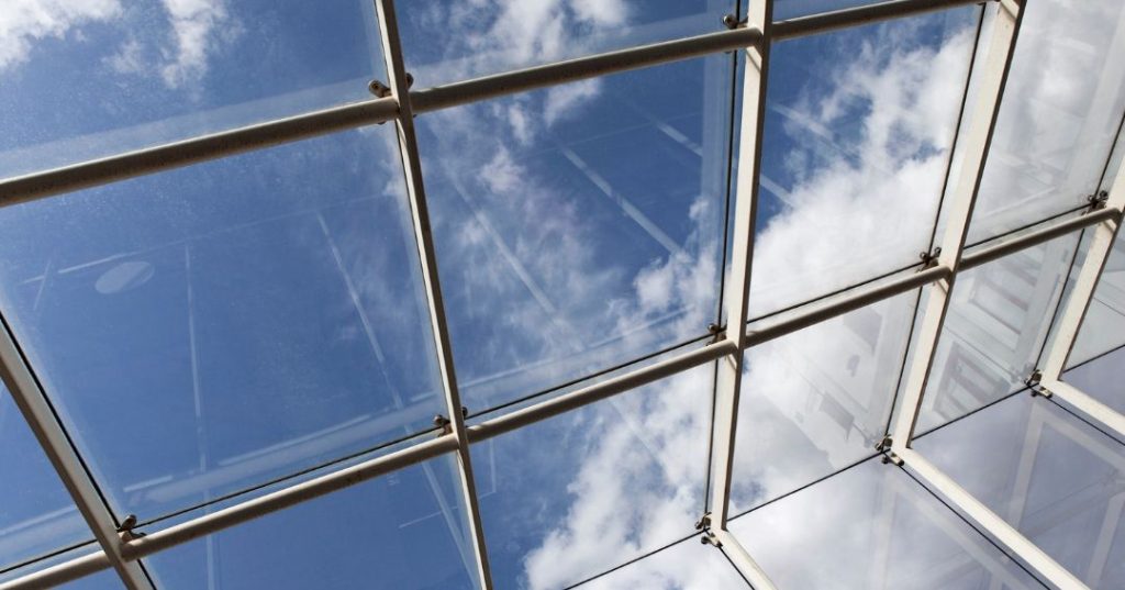 Quando Substituir Vidros Antigos em Indaiatuba: Confira 4 Dicas cobertura de vidro em Indaiatuba